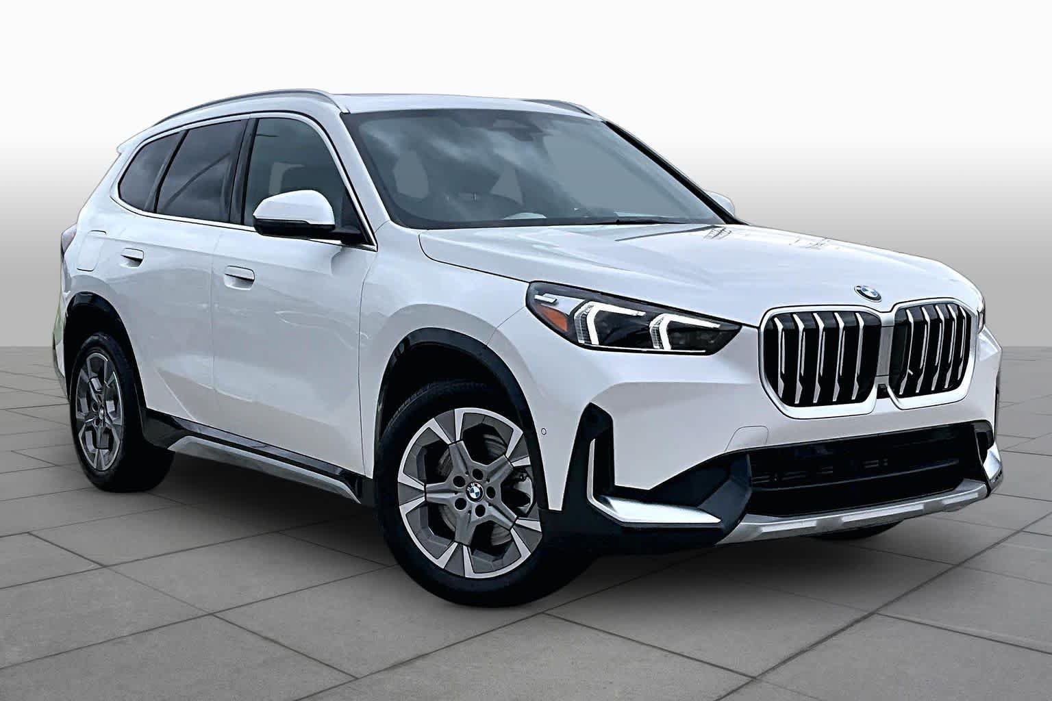 Used 2025 Mineral White Metallic BMW xDrive28i image 2