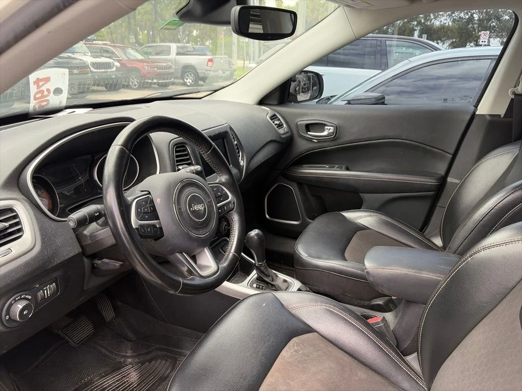 Used 2020 White Clearcoat Jeep Latitude image 9