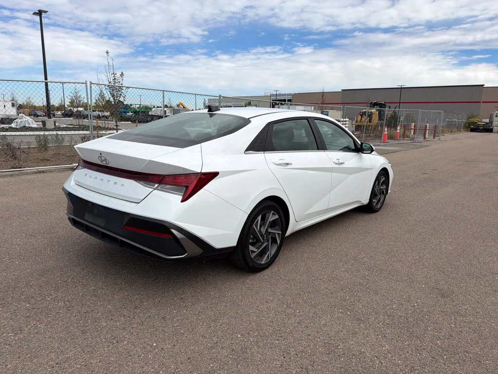 Used 2025 White Hyundai SEL Convenience image 6