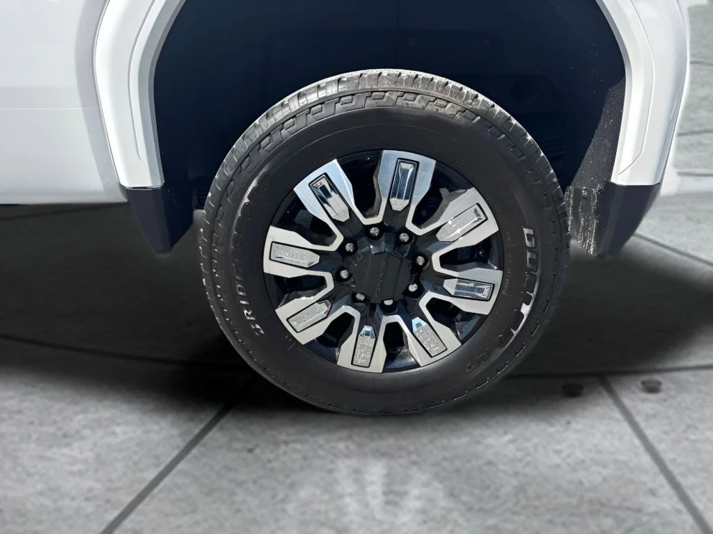 Used 2022 White GMC Denali image 24