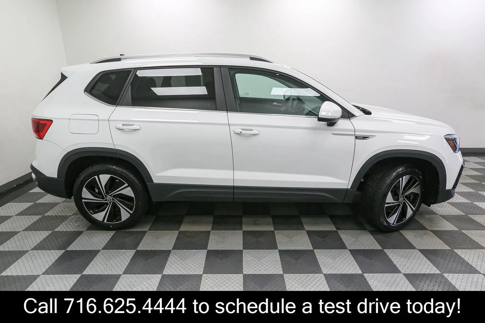 Used 2023 Pure White Volkswagen SE image 9
