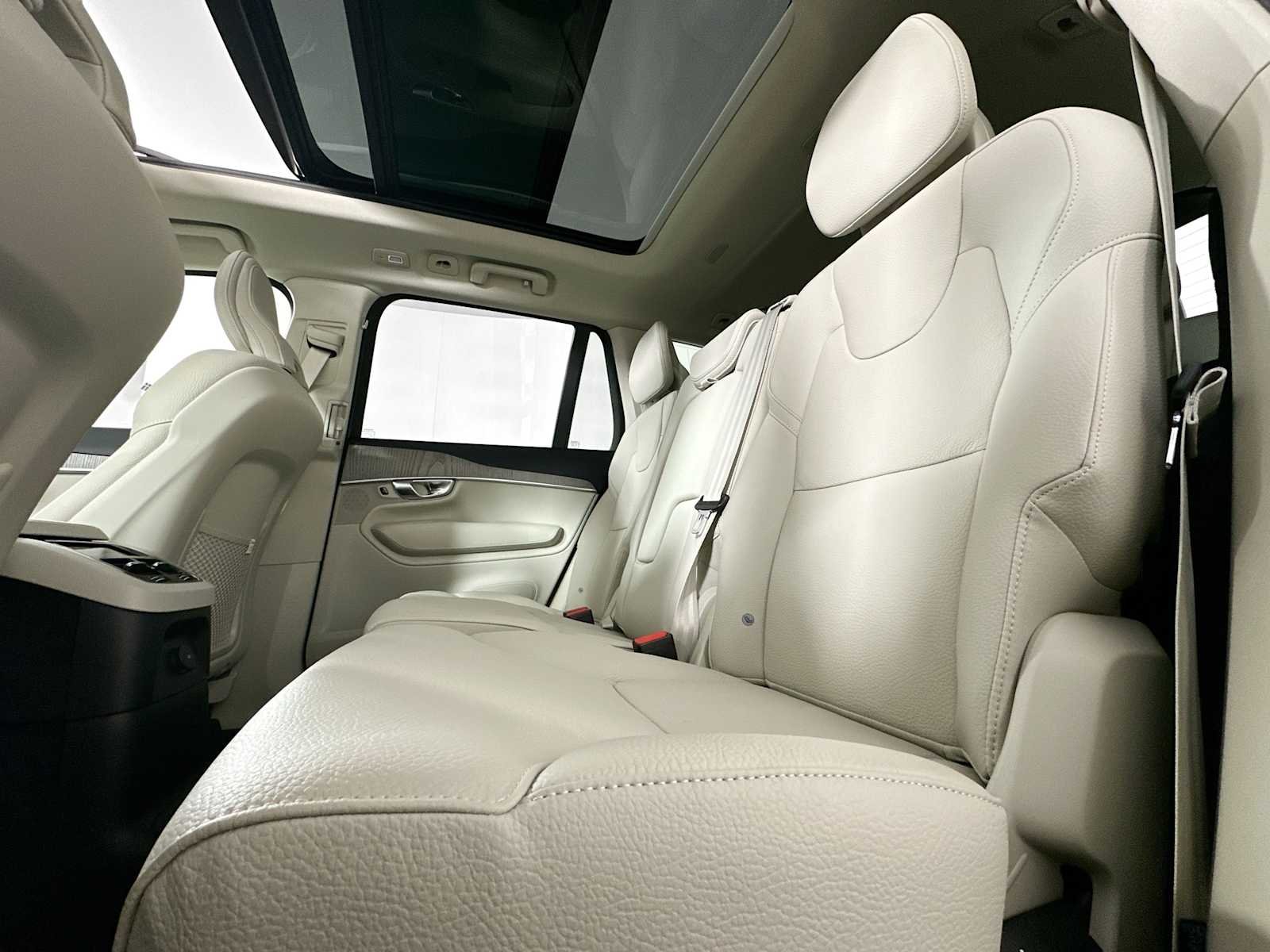 Certified Used 2025 Vapour Grey Volvo Plus image 20