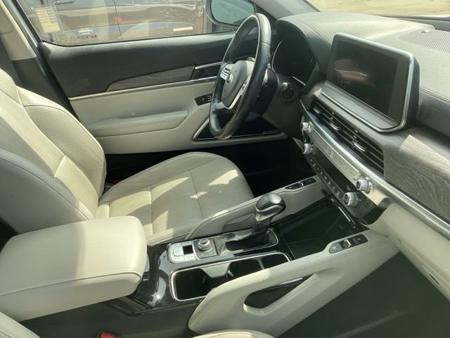 Used 2021 White Pearl Kia EX image 17