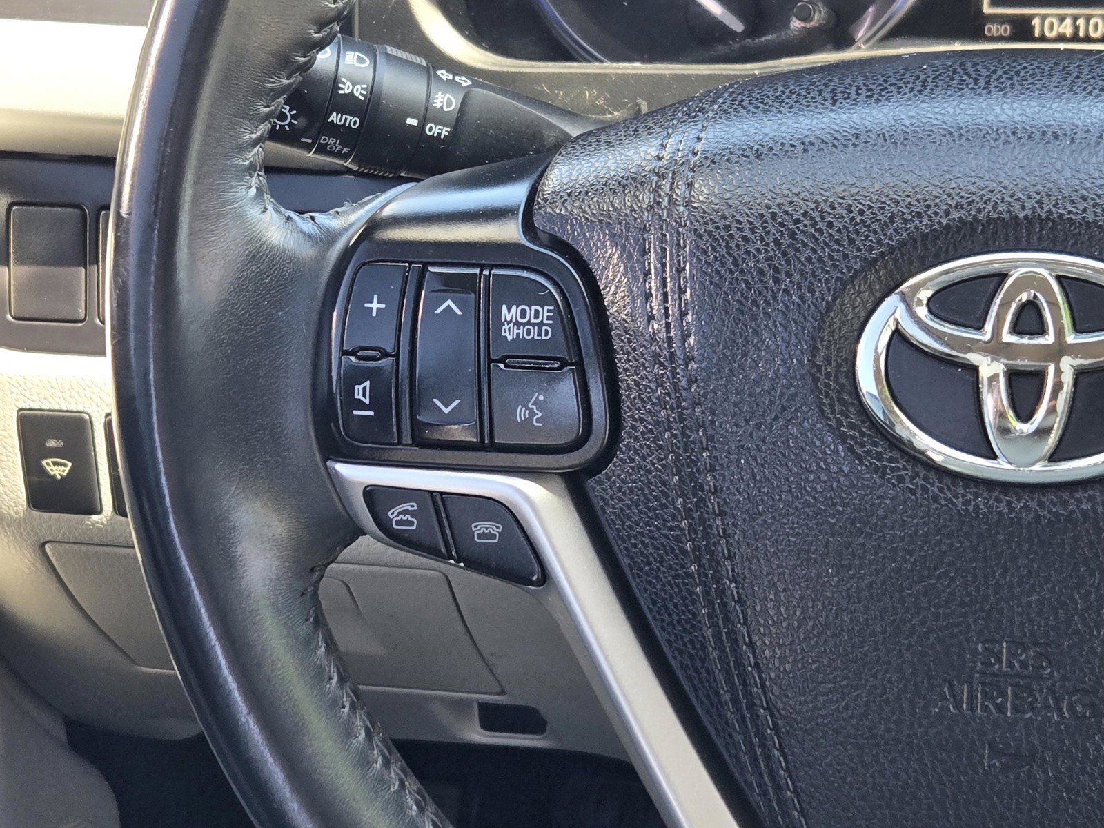 Used 2016 White Toyota XLE image 14