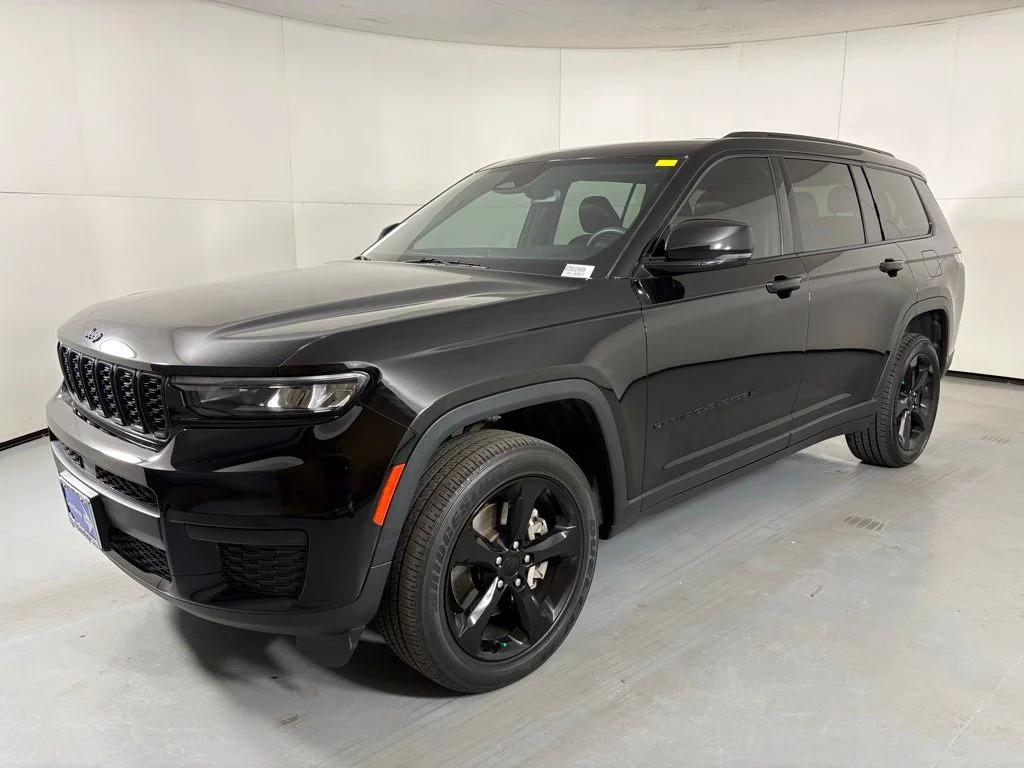 Used 2023 Black Jeep Altitude image 4
