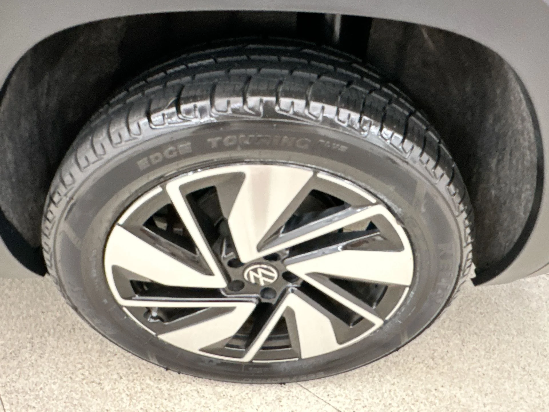 Used 2025  Volkswagen 2.0T SE w/Technology image 40