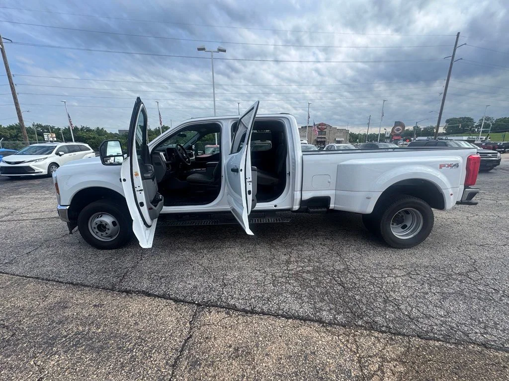 Used 2025 Oxford White Ford XLT image 4