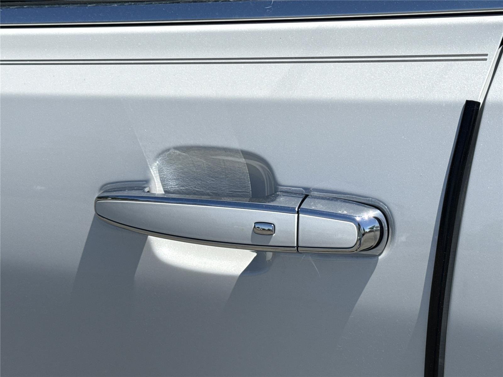 Used 2023 White Frost Tricoat GMC Denali image 40