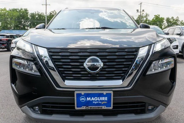Used 2021 Black Nissan SL image 3
