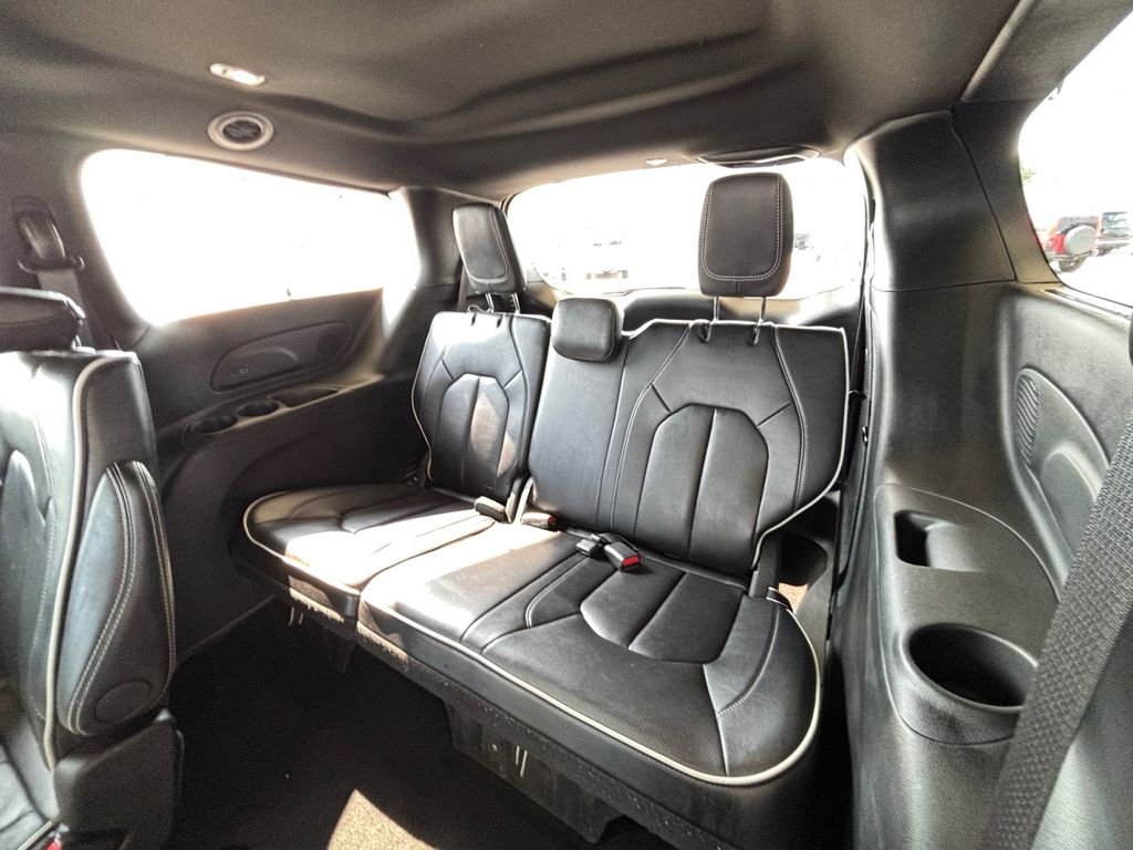 Used 2025 White Chrysler Limited image 28