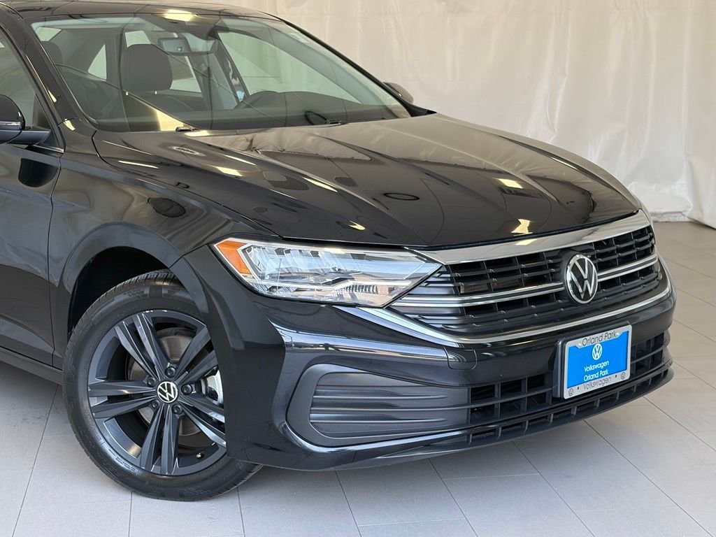 Used 2023 Deep Black Pearl Volkswagen 1.5T SE image 4