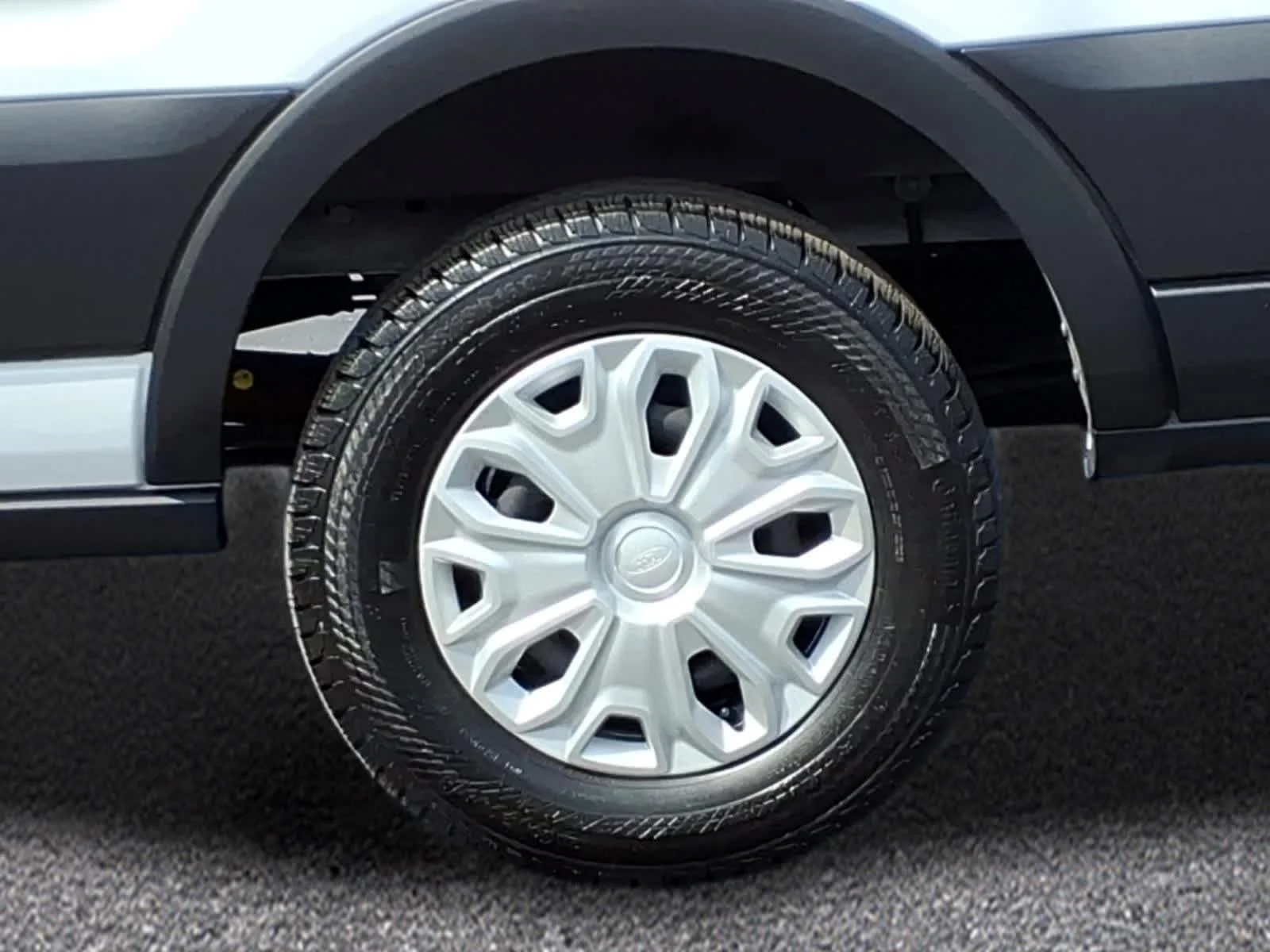 Used 2025 Oxford White Ford XLT image 3