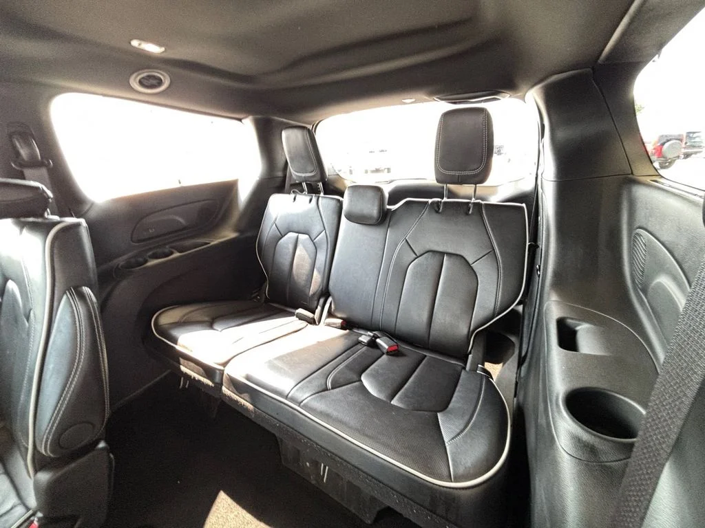 Used 2025 White Chrysler Limited image 28