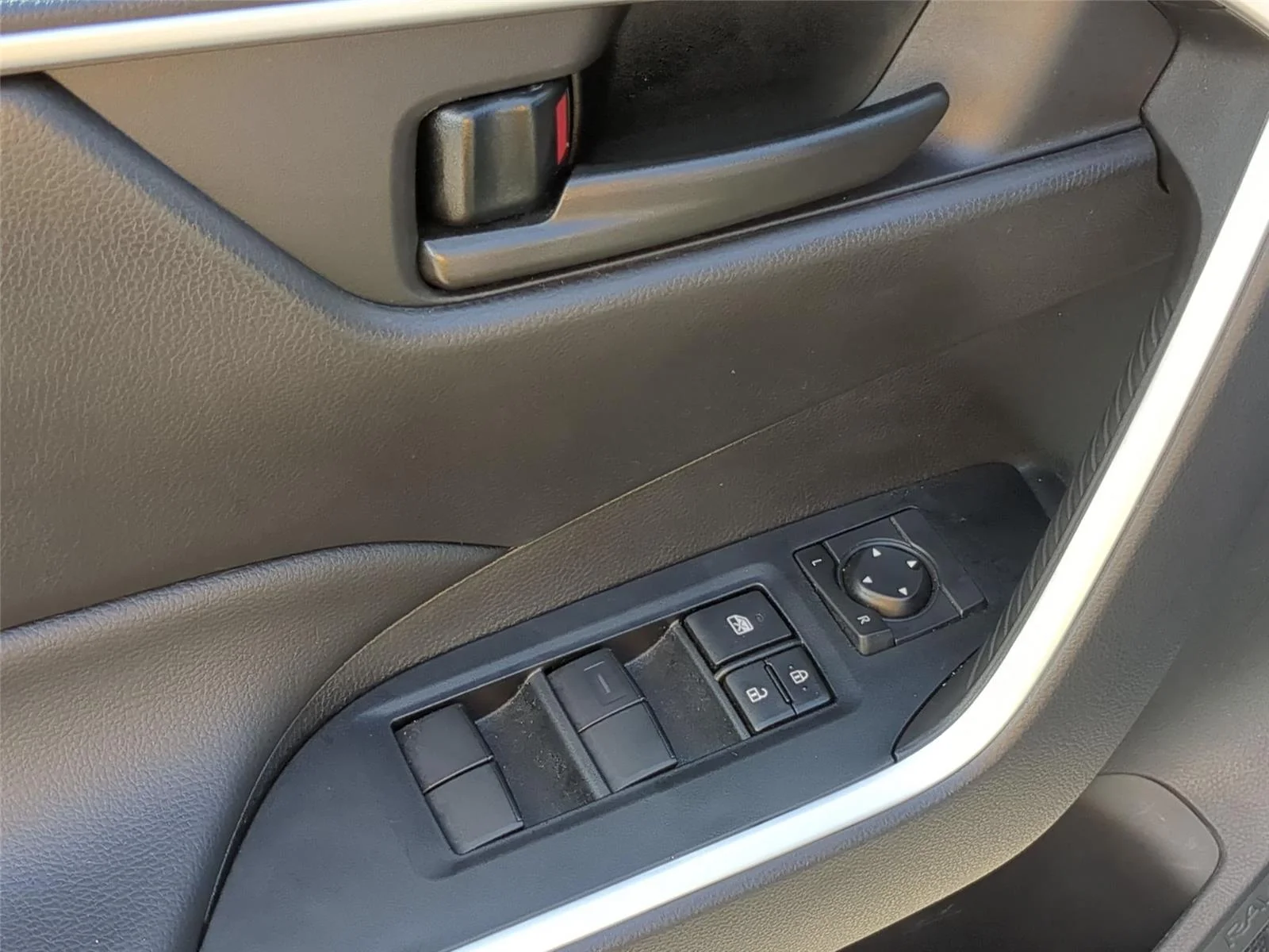 Used 2025 Silver Sky Metallic Toyota LE image 13