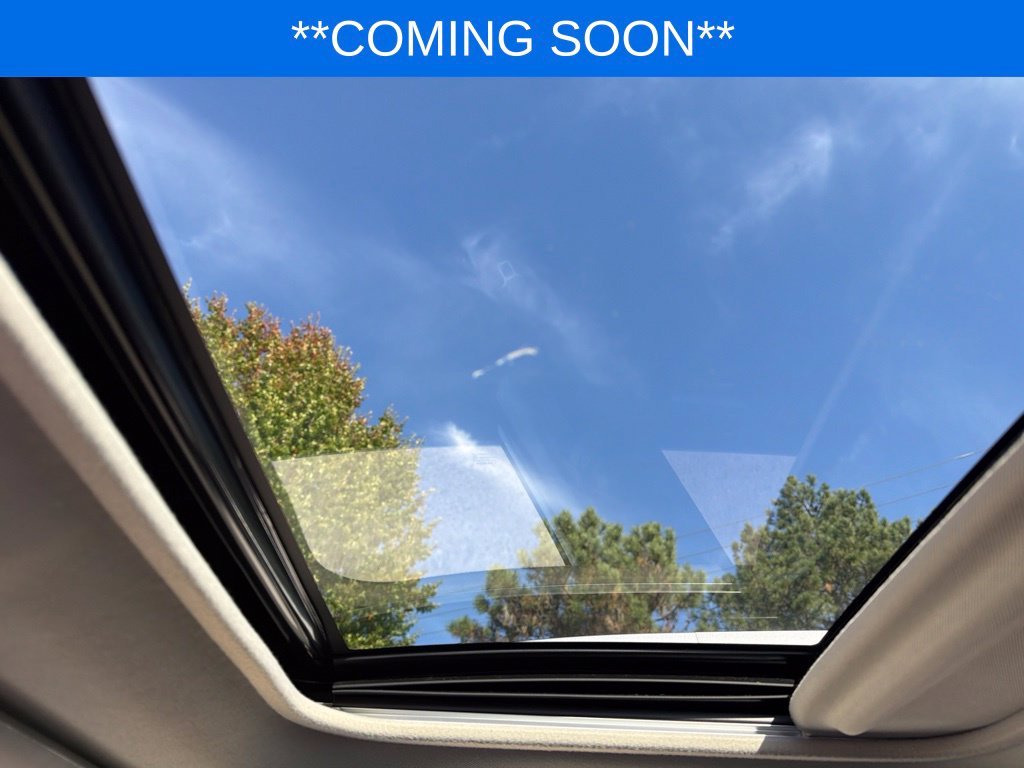 Used 2015 White Toyota XLE image 16