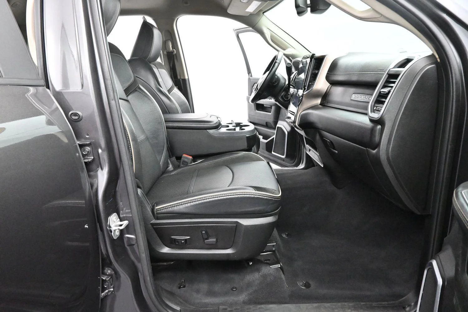 Used 2024 Granite Crystal Metallic Clearcoat Ram Laramie image 29
