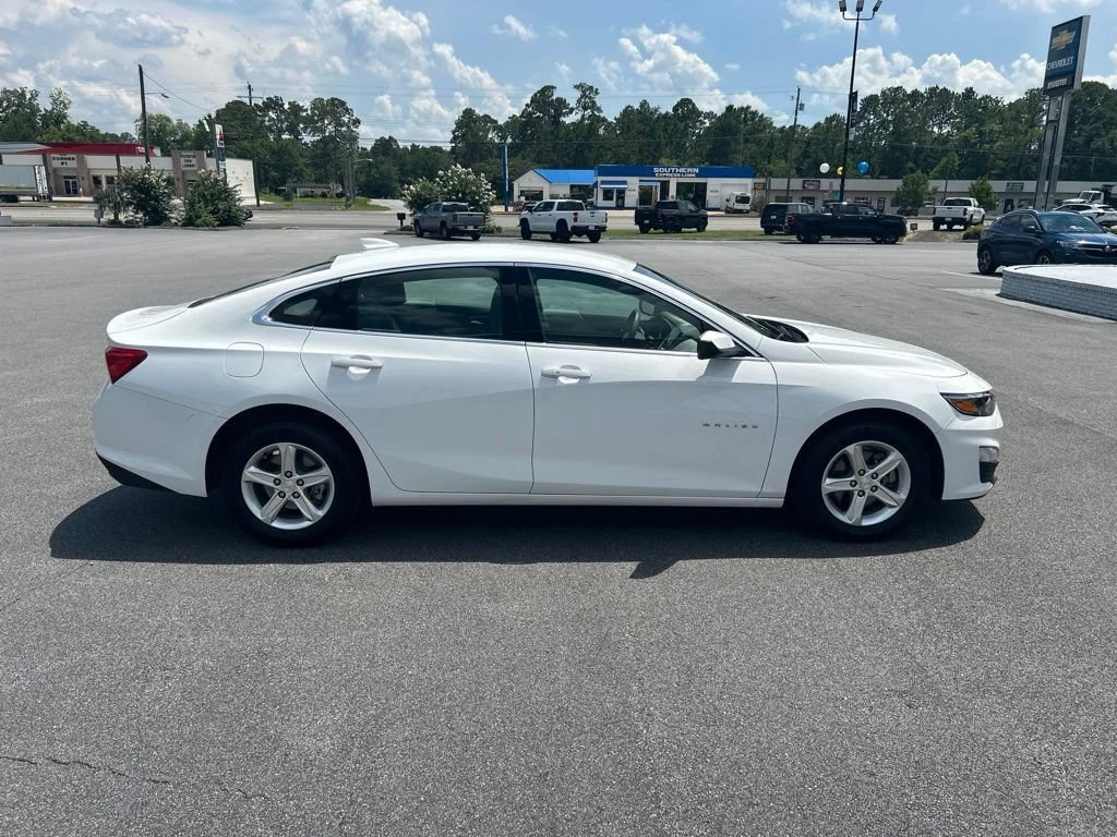 Used 2024 Summit White Chevrolet 1LT image 7