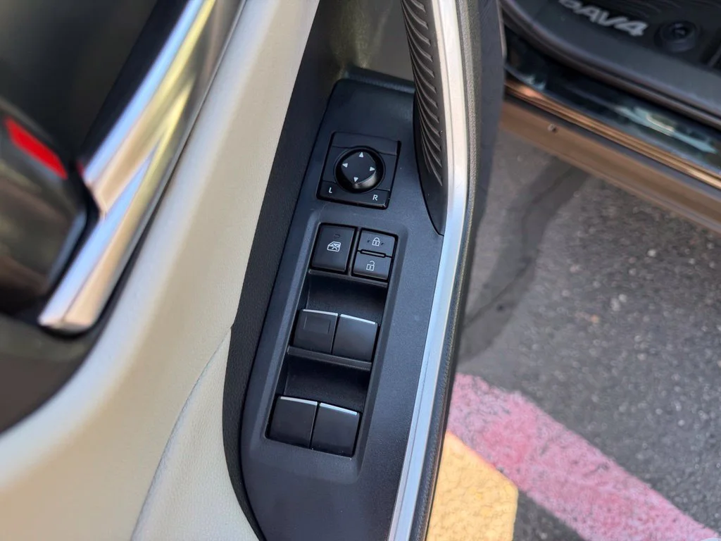 Used 2019 Midnight Black Metallic Toyota XLE Premium image 13