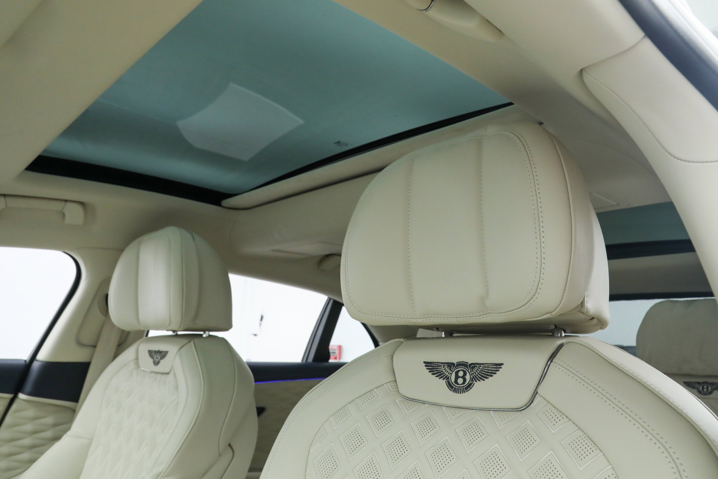 Used 2022 White Bentley  image 25