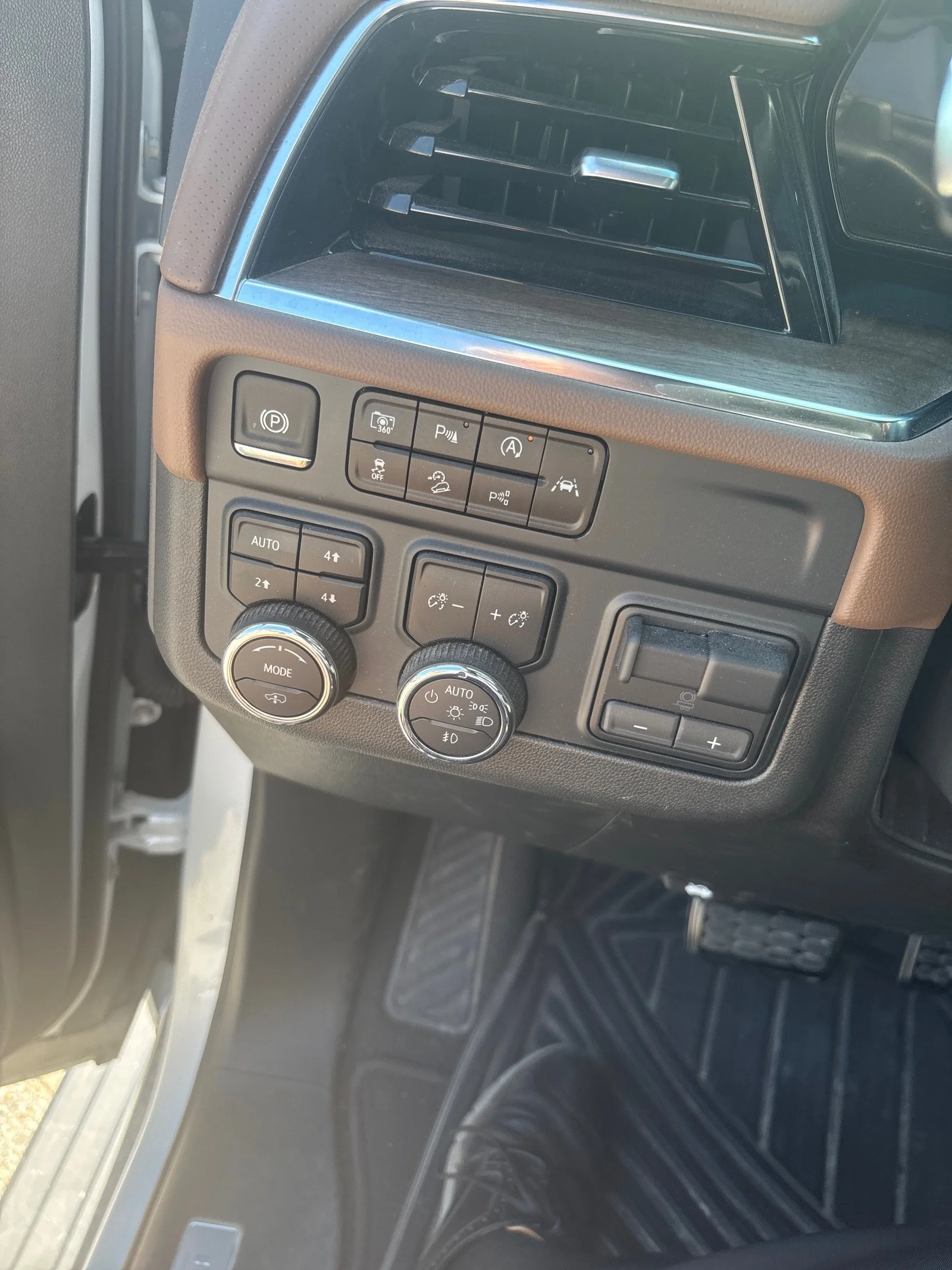 Used 2025 Chevrolet Tahoe High Country with VIN 1GNS6TRL4SR262275 for sale in Kansas City