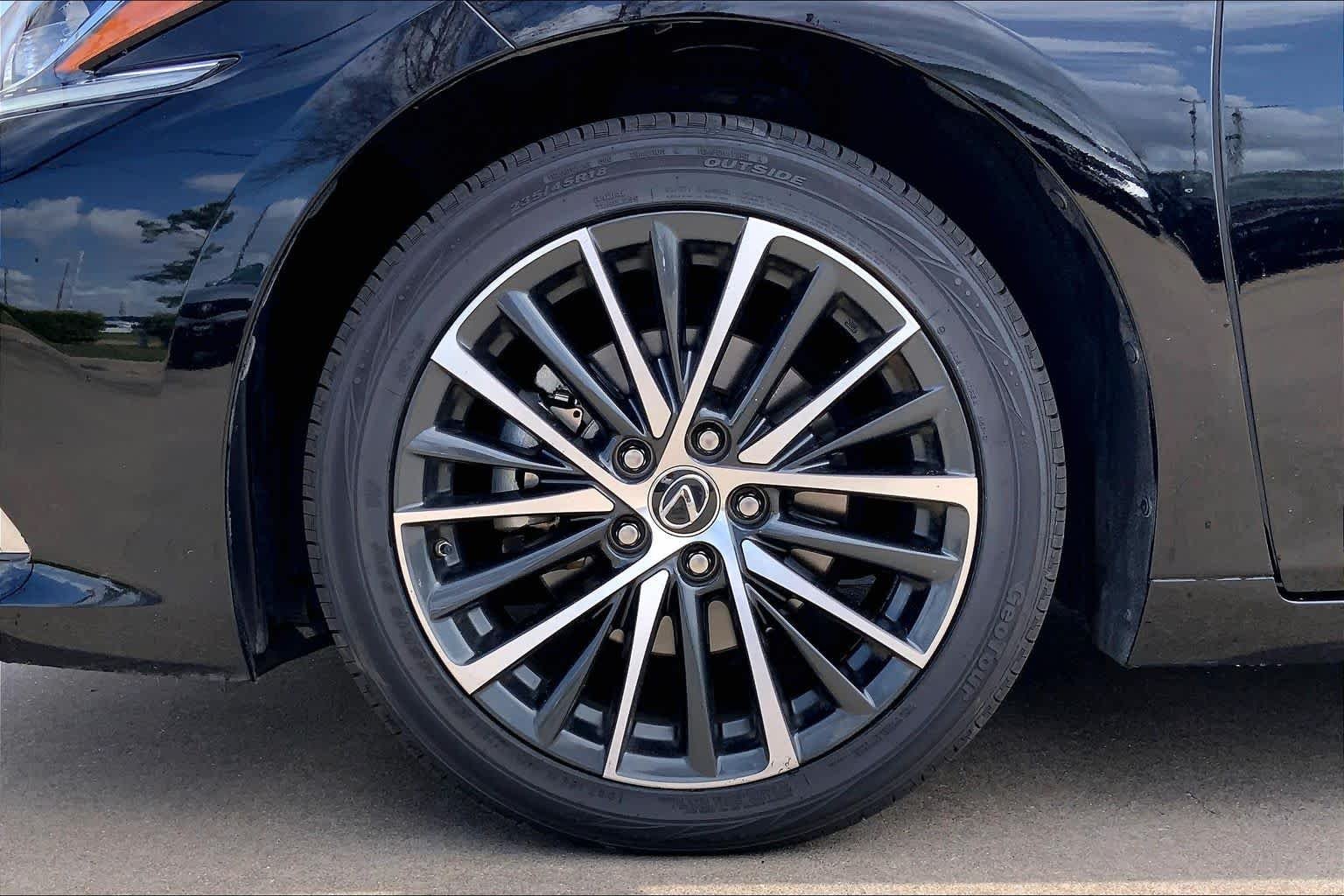 2024 Lexus ES 350 - Photo 18