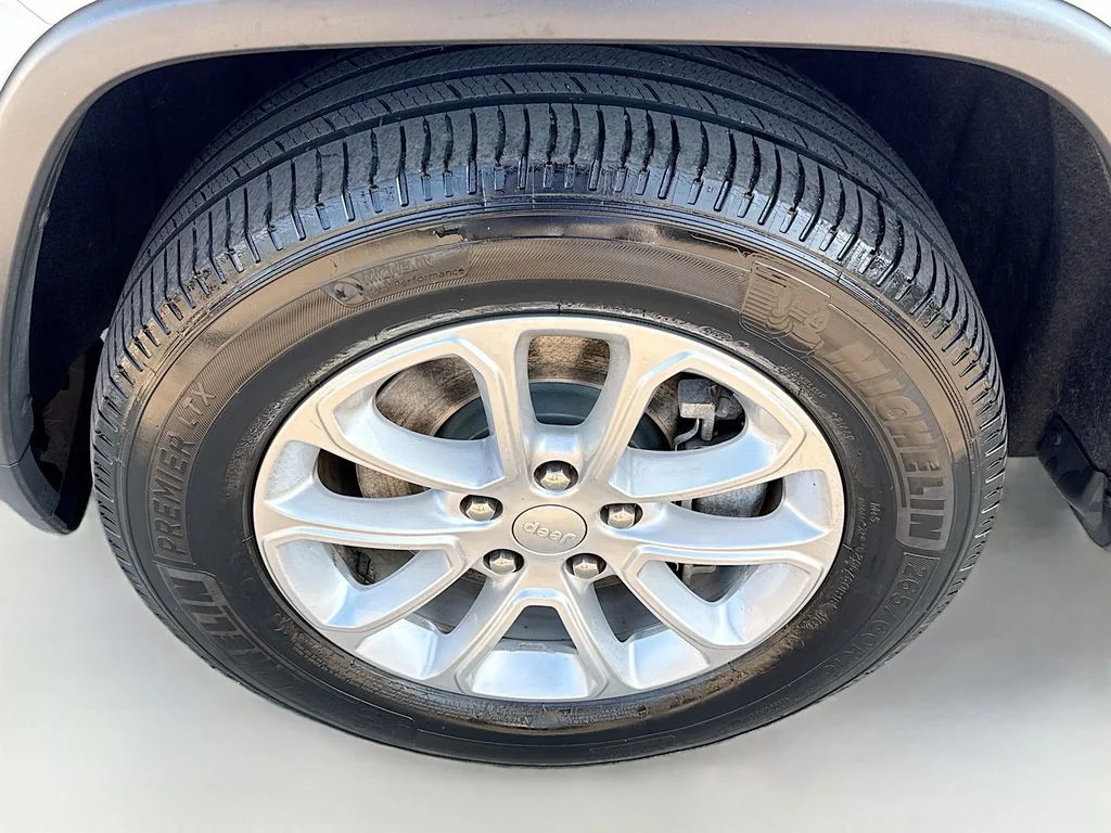 Used 2022 Bright White Clearcoat Jeep Laredo E image 30