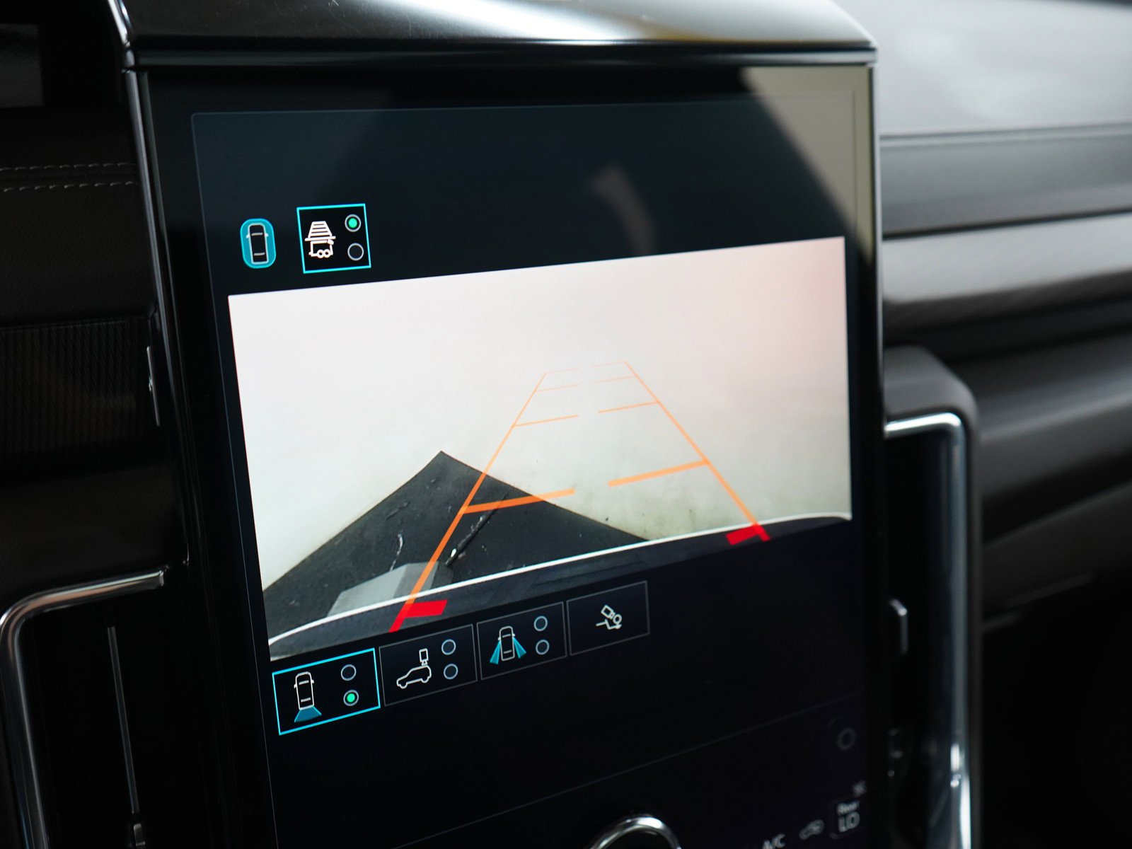 Used 2025 Summit White GMC Elevation image 23