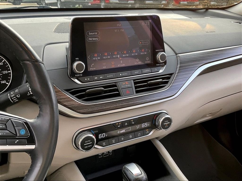 Used 2019 White Nissan 2.5 SL image 18