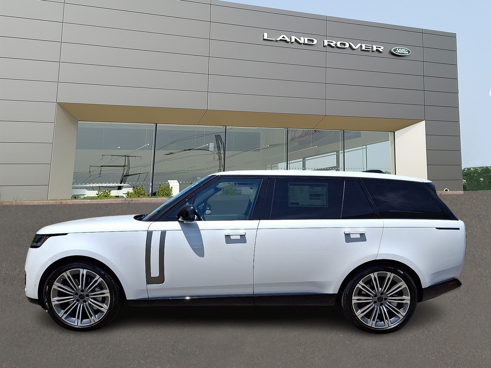 New 2026 Ostuni Pearl White Land Rover P530 SE 7 Seat image 6