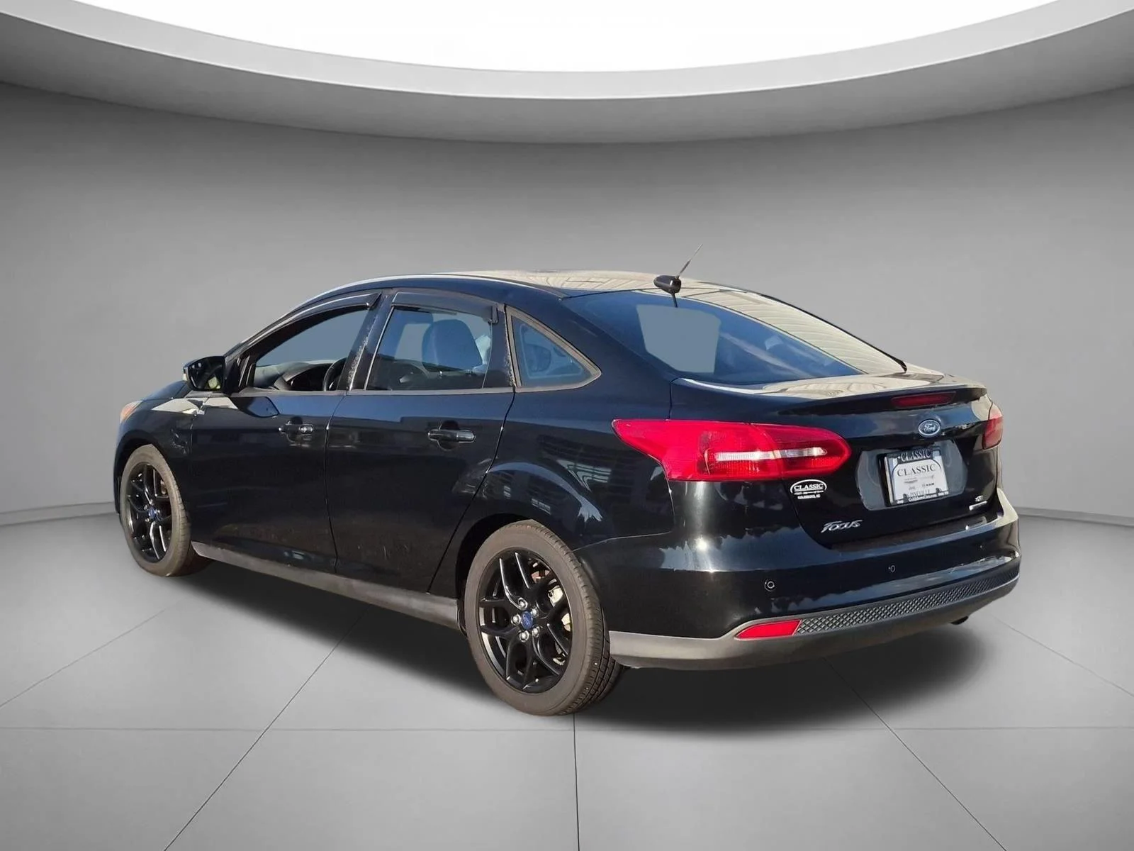 Used 2016 Shadow Black Ford SE image 3