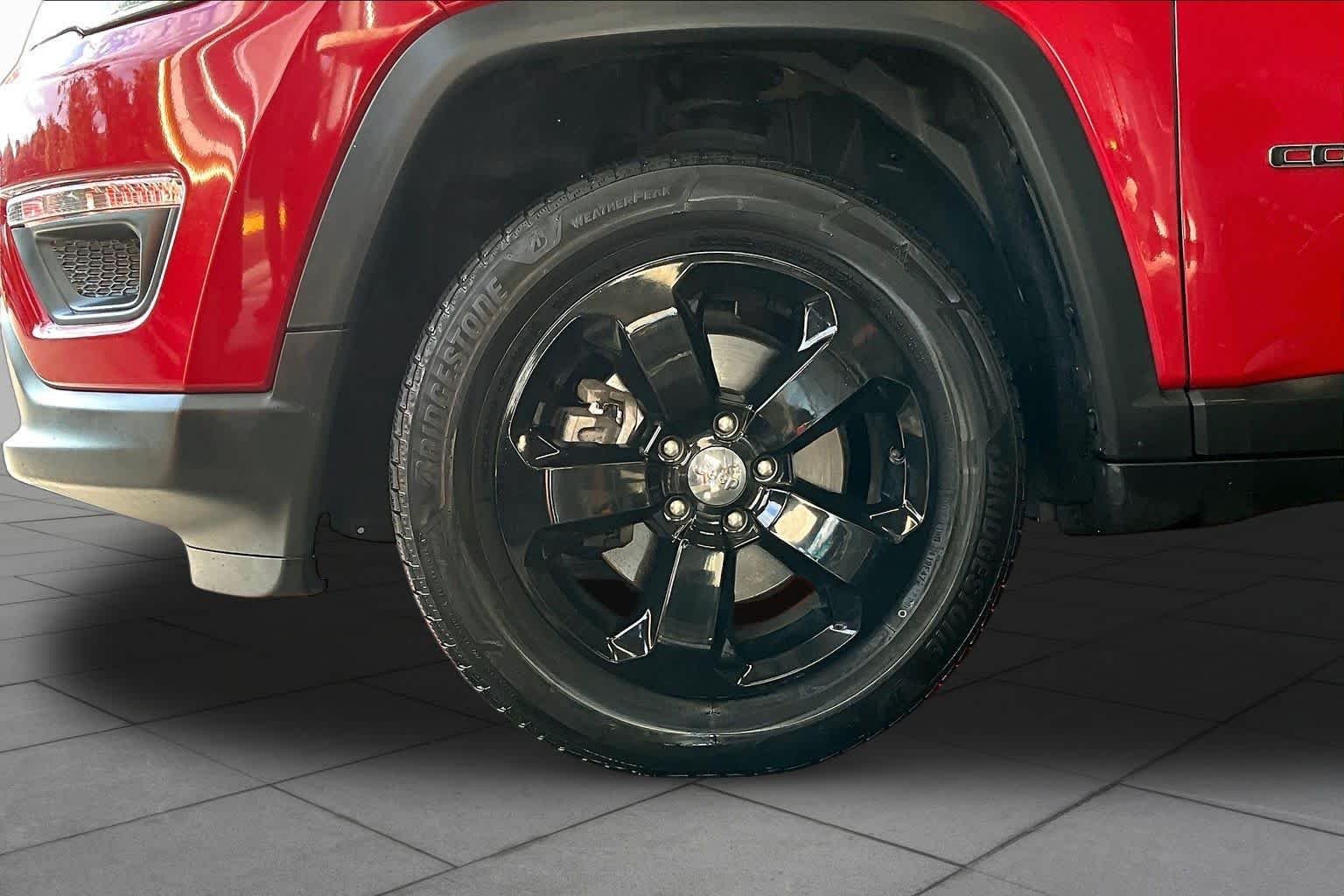 Used 2018 Redline Pearlcoat Jeep Latitude image 11