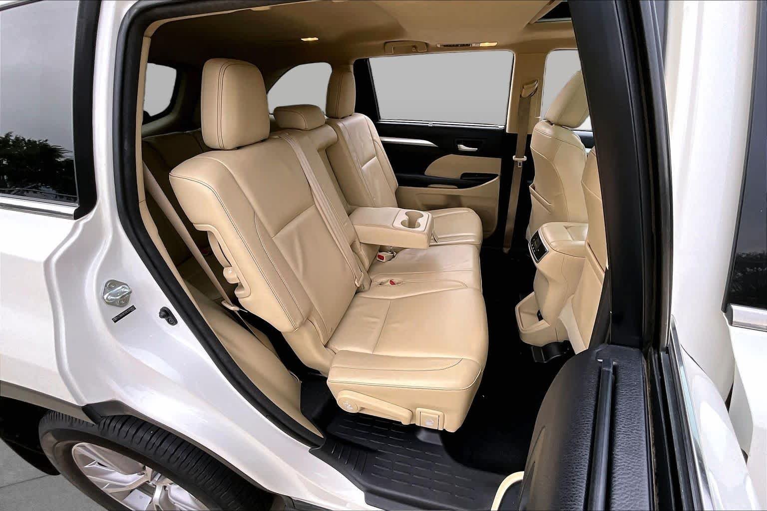 Used 2014 Blizzard Pearl Toyota XLE image 19