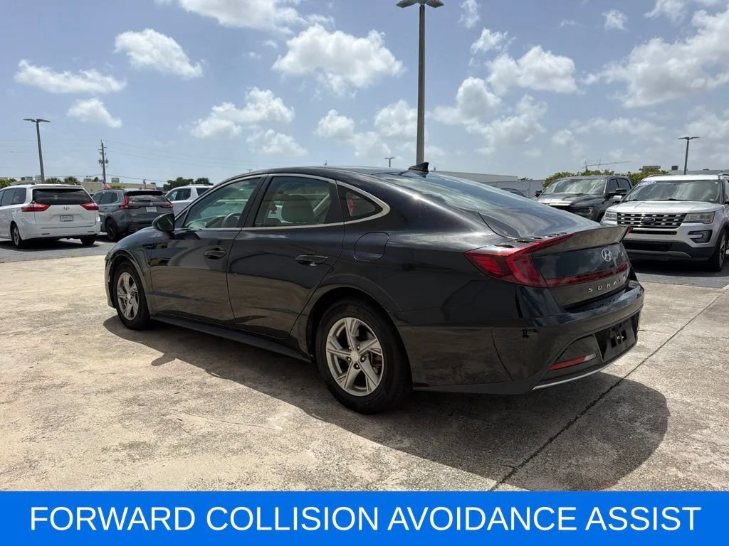 Used 2020 Black Hyundai SE image 5