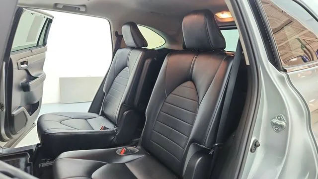 Used 2021 Silver Toyota XLE image 19