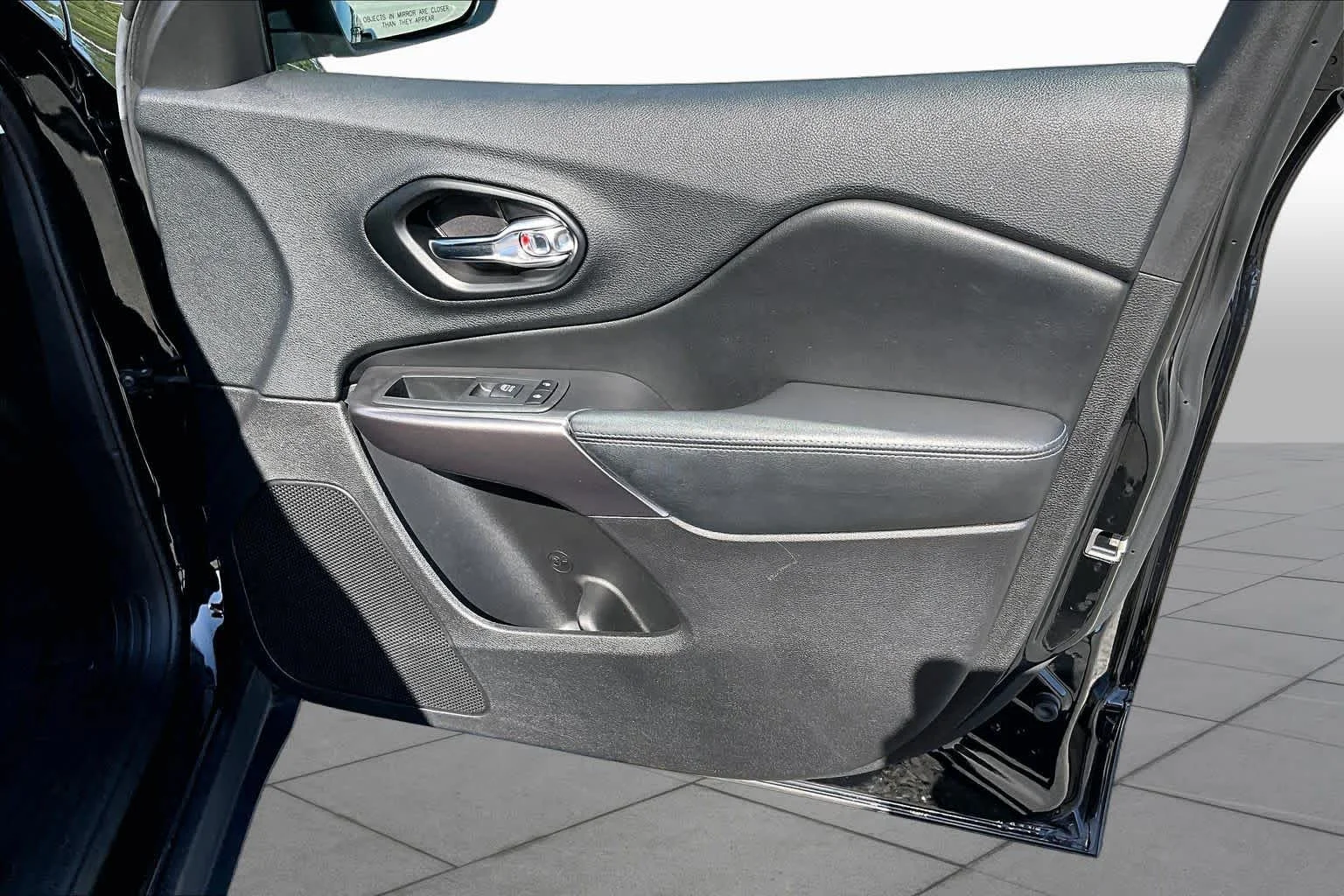 Used 2021 Diamond Black Crystal Pearlcoat Jeep Latitude image 21
