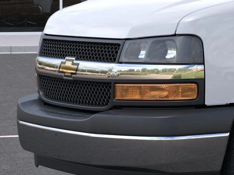 New 2026 Summit White Chevrolet WT image 13