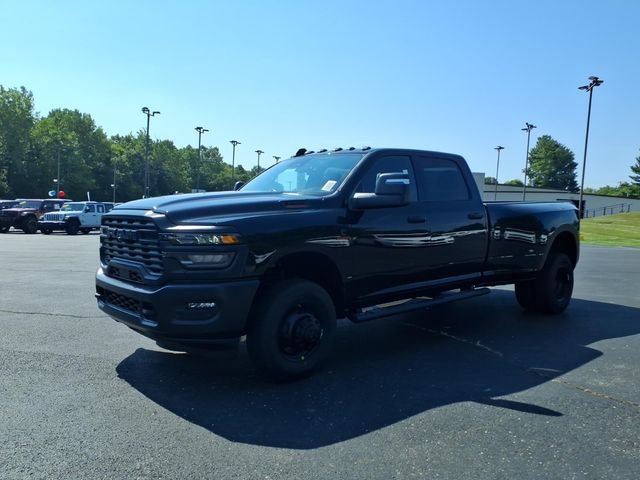 New 2026 Diamond Black Crystal Pearl-Coat Exterior Paint RAM Tradesman image 3