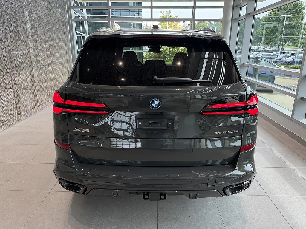 New 2026 Dravit Grey Metallic BMW xDrive50e image 5