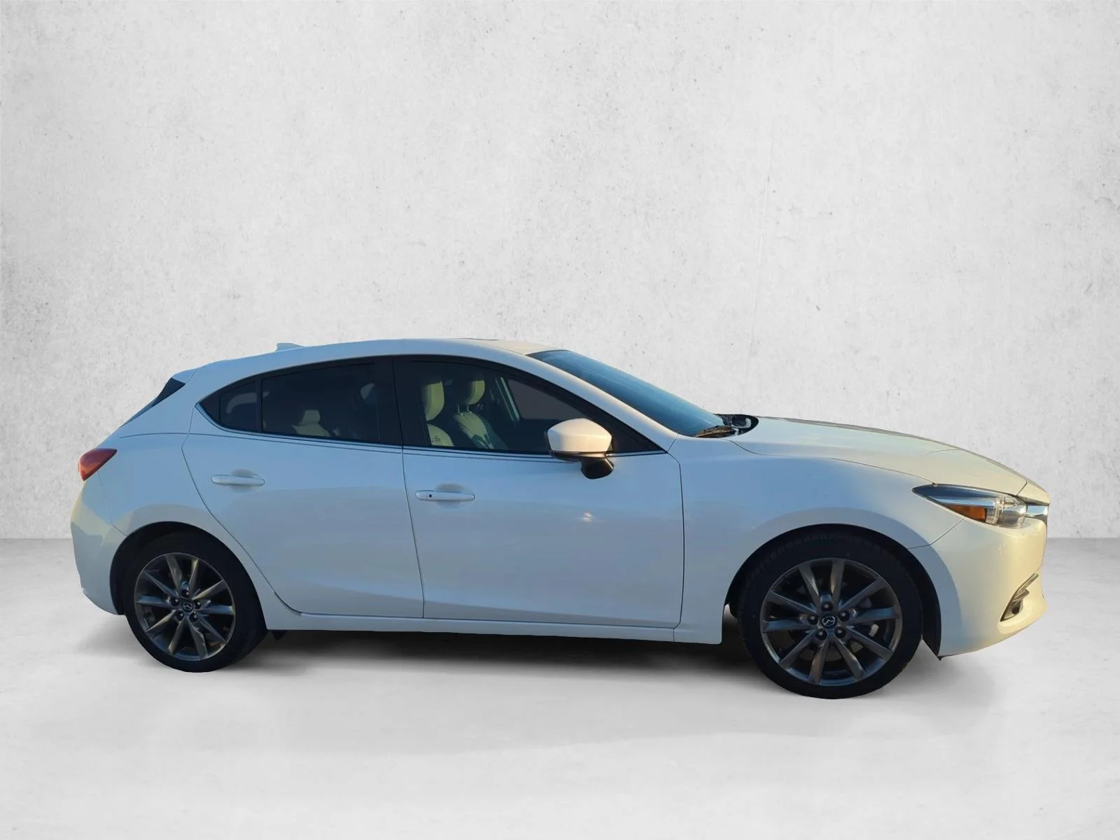 Used 2018 Snowflake White Pearl Mica Mazda Grand Touring image 4