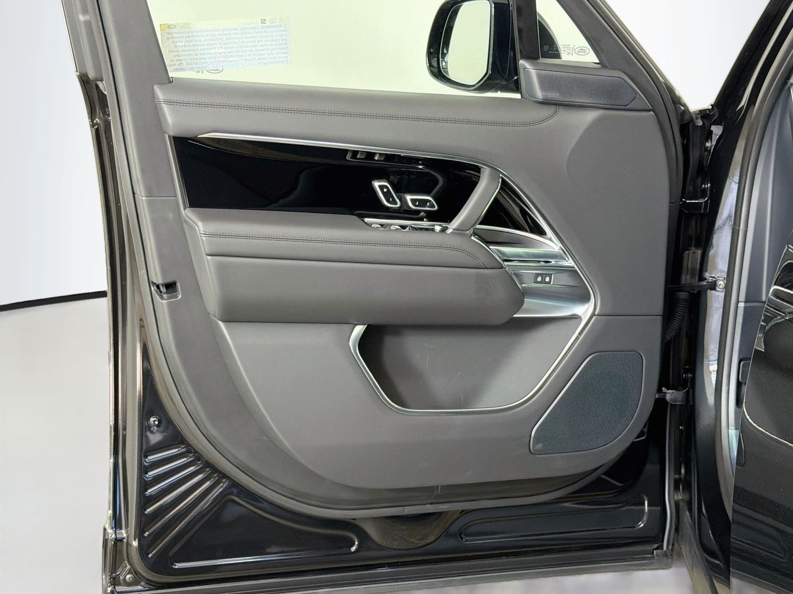 New 2026 Santorini Black Land Rover SE image 21