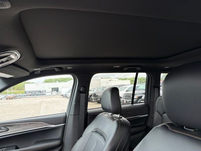 New 2026 Bright White Clear-Coat Exterior Paint Jeep  image 14