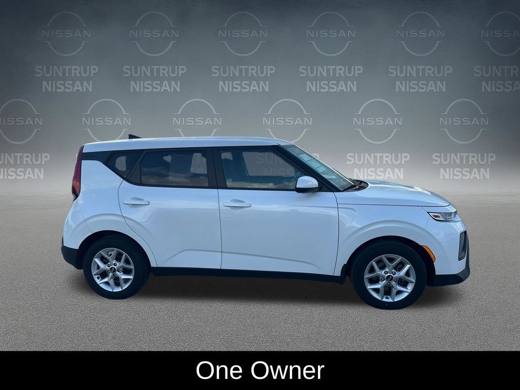 Used 2021 White Kia S image 7
