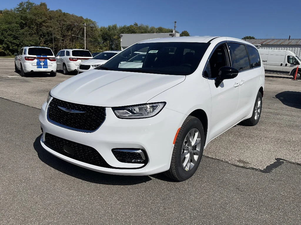 New 2026 Bright White Clear-Coat Exterior Paint Chrysler Select AWD image 3