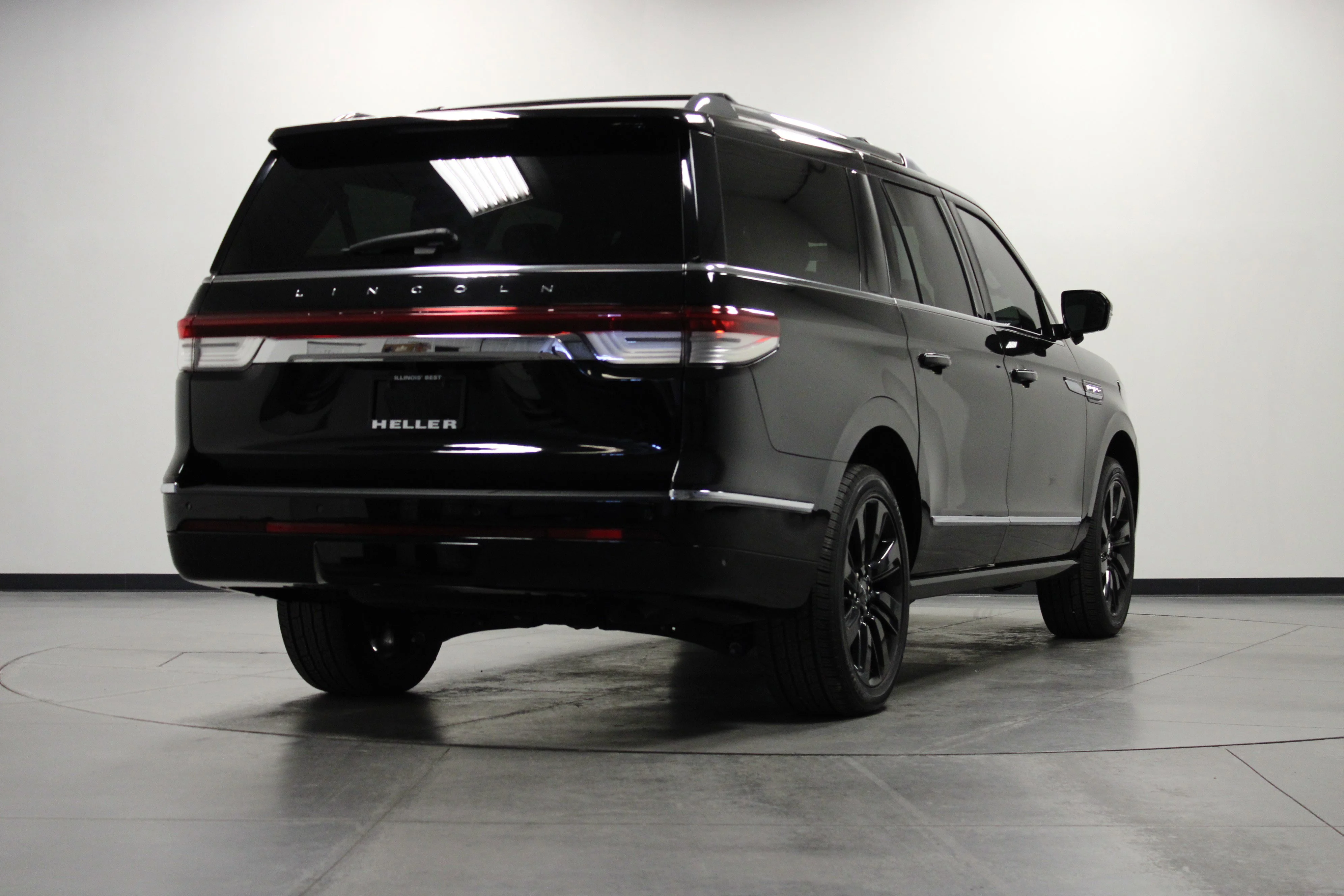 Used 2024 Black Metallic Lincoln Reserve image 4