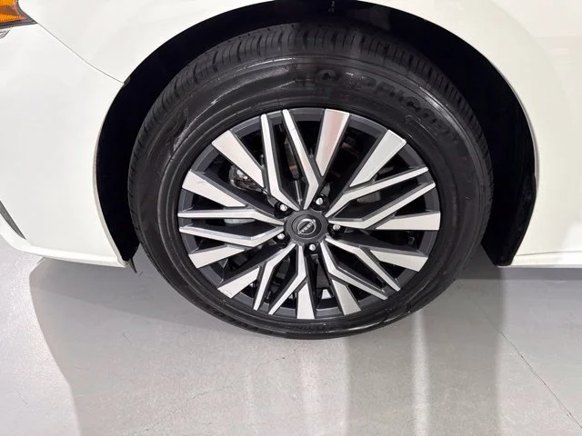 Used 2025 White Nissan 2.5 SV image 4