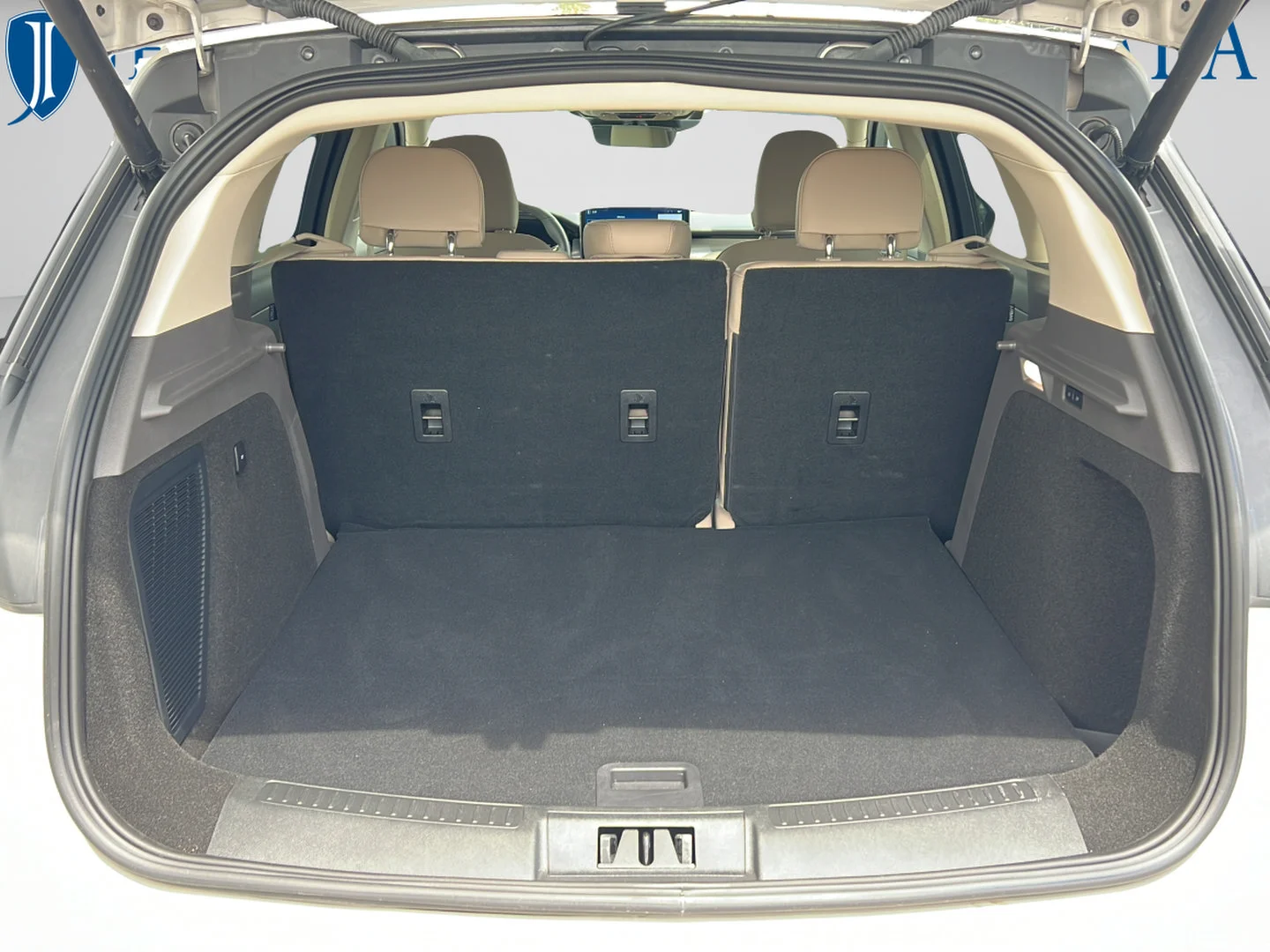 Used 2024 Pearl Metallic Lincoln Premiere image 9