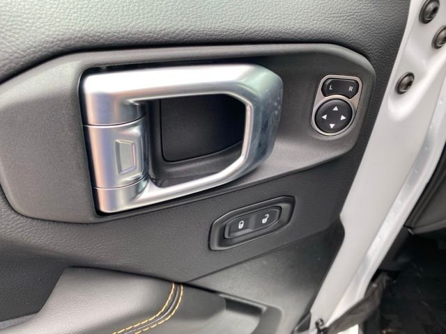 New 2026 Bright White Clear-Coat Exterior Paint Jeep Sahara image 20