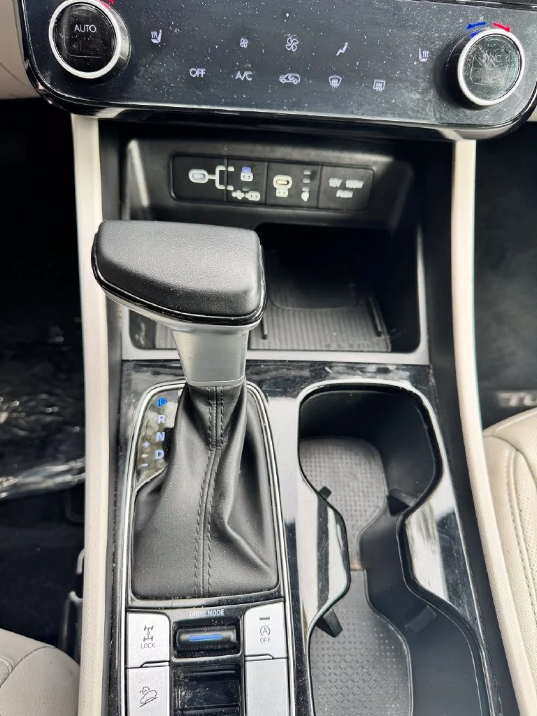 Used 2025 Black Hyundai SEL Convenience image 53