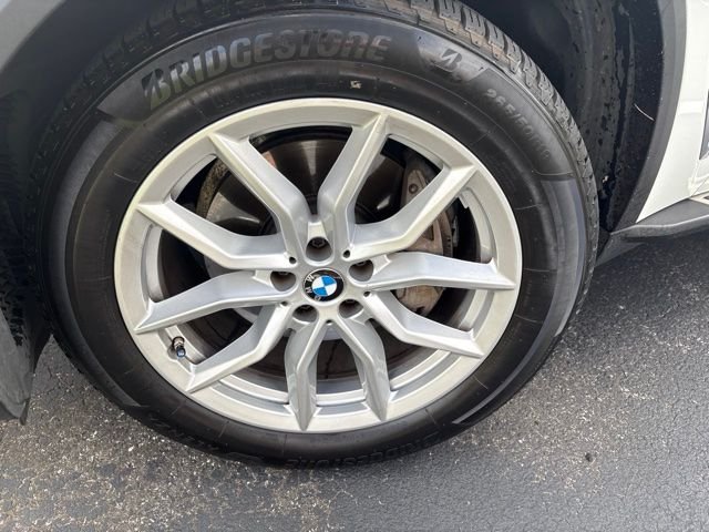 Used 2021 White BMW xDrive40i image 11