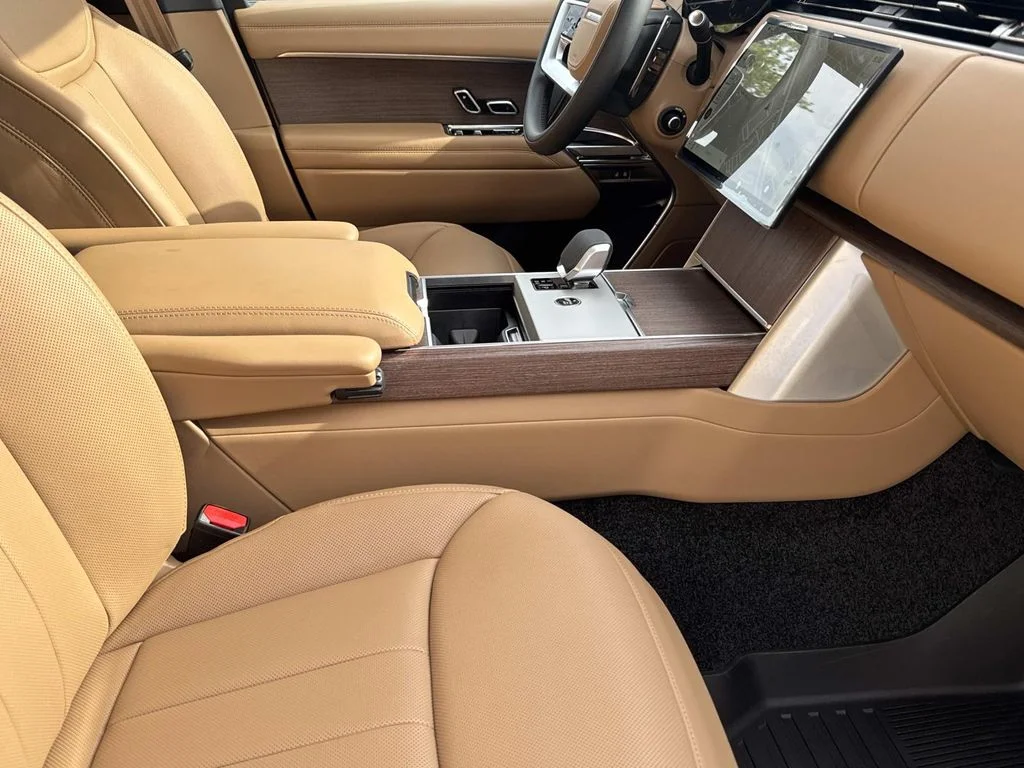 New 2026 Eiger Grey Land Rover SE image 7